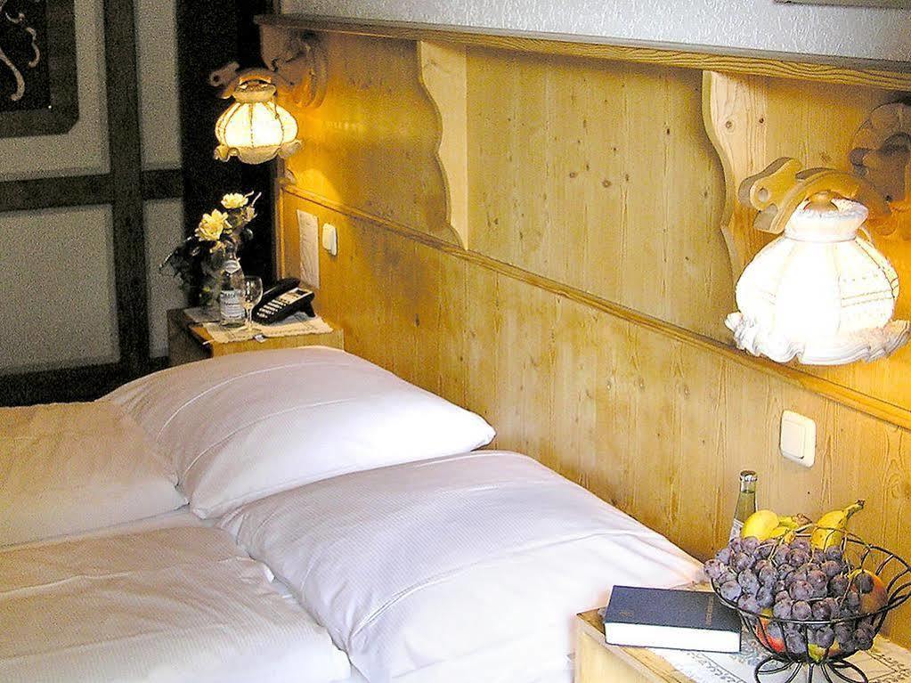 Gasthof Hotel Zur Post คีเฟอร์สเฟลเดน ภายนอก รูปภาพ